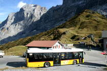 Ein Scania/Hess K320UB Postauto auf dem Kurs 31.164 Meiringen - Schwarzwaldalp - Grindelwald (Rosenlaui-Linie) in knapp 2000 m Höhe an der Station Große Scheidegg; 03.10.2015