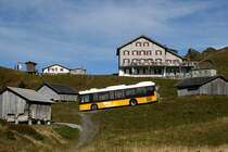 Ein Scania/Hess K320UB Postauto auf dem Kurs 31.164 Meiringen - Schwarzwaldalp - Grindelwald (Rosenlaui-Linie) beim Verlassen der Großen Scheidegg; 03.10.2015