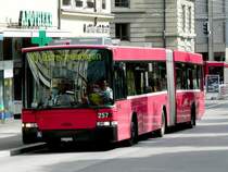 Bern mobil - Hess-Volvo Gelenkbus Nr.257 BE 572257 eingeteilt auf der Linie 10 Ostermundigen unterwegs in Bern am 05.07.2008