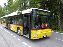 Postauto - MAN  BE  447406 am Warten beim Gurnigel-Autorenne am 12.09.2015