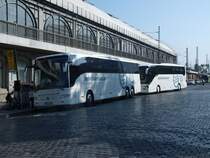 MB Tourismo II RHD-L - CW LL 1153 (vorn) u. Setra S 516 HD/2 - VG RB 51 - in Dresden, Bayrische Straße (am Hbf) - am 5-Oktober-2015