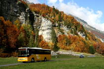 Da heute fast das ganze Land unter einer zähen Hochnebelschicht lag, fuhr ich in die hohen Lagen des Berner Oberlands und hoffte auf einige sonnige Flecken um schöne Herbstbilder machen zu können. Ab Meiringen wurde ich belohnt. Ein Setra S 412 UL Postauto auf dem Kurs 31.163 Engstlenalp - Meiringen im Schwarzental; 10.10.2015
Und hier noch mal ein Zitat eines Buben aus dem Avers Hochtal von einer DOKU die auf Phoenix lief:  Eine Gebirgslandschaft mit einer Passstrasse ist schön. Einer Gebirgslandschaft mit einer Passstrasse, wo das Postauto fährt, ist etwas besonderes! 

https://www.youtube.com/watch?v=edaw8lyHIXE