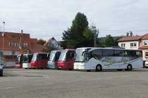 Warten auf die Reisegäste. Busparkplatz am Rande der Altstadt von Wissembourg in Frankreich. Im Vordergrund ein Mercedes Benz Tourismo von Striebig Reisen.