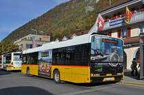 Solaris Bus der Post auf der Linie 102 wartet am Bahnhof Interlaken Ost. Die Aufnahme stammt vom 09.10.2015.