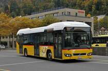 Volvo Hybrid Bus der Post auf der Linie 103 fährt beim Bahnhof Interlaken Ost ein. Die Aufnahme stammt vom 10.10.2015.