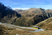 Ivceo Crossway Postauto auf dem Kurs 62.111 Airolo - Oberwald auf der Nufenenpass-Westrampe; 11.10.2015