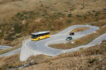 Ein Setra S 412 UL Postauto auf dem Kurs 62.111 Oberwald - Airolo auf der Nufenenpass-Westrampe; 11.10.2015