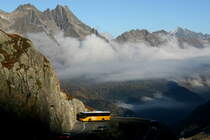 Das war ein Wettlauf gegen die Zeit und der untergehenden Sonne. Doch die letzten Sonnenstrahlen, die es über die Berge vom Sustenpass schaften, versetzen das Postauto in ein spezielles Spotlight!
Ein Setra S 412 UL Postauto auf dem Kurs 31.162 Andermatt-Susten-Meiringen (Sustenpasslinie) auf der Sustenpass-Ostrampe; 11.10.2015