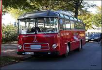 Verkehrshistorischer Tag in Hamburg am 11.10.2015:
Magirus Deutz Saturn II an der für Sonderfahrten eingerichteten Haltestelle  Schöne Aussicht  in Hamburg an der Binnenalster.