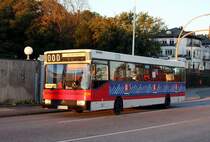 Verkehrshistorischer Tag in Hamburg am 11.10.2015:
Mercedes Benz S 80 erreicht die Bushaltestelle Hamburg - Teufelsbrück.