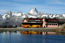 In der Schwyz sagt man,  Er meldete morgen Schnee bis 1200!  Und ich sage,  Morgen machen sie die Pässe zu!  Deshalb kommen hier die letzen Fotos von meinen phantastischen Erlebnissen Rund um den Gotthard, Nufenen, Grimsel, Susten und der Hohen Scheidegg. 
Verabschieden möchte ich mich mit zwei Aufnahmen von Postautos auf der Nufenen- Passhöhe in 2478 m Höhe vor dem Panorama der Bergwelt des 4274 m hohrm Finteraarhorn.
Im Shop der Passherberge verkauft man solche Fotos. Natürlich ist da der See glasklar und das Postauto spiegelt sich komplett. Wir Spotter sind ja nur Zufalslaien;-) Hier im Bild:
Ein Ivceo Crossway Postauto auf dem Kurs 62.111 Airolo - Oberwald auf der Nufenen Passhöhe in 2478 m.ü.d.M ; 11.10.2015


