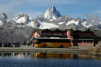 In der Schwyz sagt man,  Er meldete morgen Schnee bis 1200!  Und ich sage,  Morgen machen sie die Pässe zu!  Die Zeit ist gekommen. Deshalb kommen hier die letzen Fotos von meinen phantastischen Erlebnissen rund um den Gotthard, Nufenen, Grimsel, Susten und der Hohen Scheidegg. Ich hoffen nächsten Sommer geht es weiter! Ich habe viele offenen Punkte!
Verabschieden möchte ich mich mit zwei Aufnahmen von Postautos auf der Nufenen- Passhöhe in 2478 m Höhe vor dem Panorama der Bergwelt des 4274 m hohrm Finteraarhorn.
Im Shop der Passherberge verkauft man solche Fotos. Natürlich ist da der See glasklar und das Postauto spiegelt sich komplett. Wir Spotter sind ja nur Zufalslaien;-) Hier im Bild:
Ein Setra S 412 UL Postauto Postauto auf dem Kurs 62.111 Oberwald - Airolo auf der Nufenen Passhöhe in 2478 m.ü.d.M ; 11.10.2015

