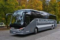 . Setra S 517 HD wartet auf dem Parkplatz von Schloß Linderhof auf seine Reisegruppe um danach seine Reise fortzusetzen. 09.10.2015