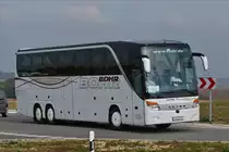 . Setra S 416 HDH durchfährt einen Kreisverkehr an einer Raststätte nahe Ulm.  11.10.2015