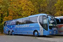 . MAN Lion's Coach wartet auf dem Parkplatz von Schloß Linderhof auf seine Reisegruppe. 09.10.2015