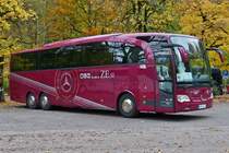 . Auf dem Parkplatz von Schlo Linderhof wartet dieser Mercedes Benz Travego auf seine Reisegruppe um danach seinen Weg fortsetzen zu knnen. 09.10.2015 