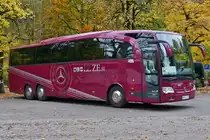 . Auf dem Parkplatz von Schlo� Linderhof wartet dieser Mercedes Benz Travego auf seine Reisegruppe um danach seinen Weg fortsetzen zu k�nnen. 09.10.2015 