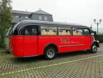 Reisebus Daimler Benz O 3500, Baujahr 1954, in Alken an der Mosel. Der Bus hat 90 PS und 21 Sitzplätze. (18. Oktober 2015)