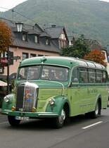 Karl Ulrich Turck aus Halver mit seinem Reisebus Daimler Benz O 3500, Baujahr 1953, in Alken an der Mosel. Der Bus hat 6 Zylinder, 110 Ps und 5.000 ccm Hubraum. (18. Oktober 2015)