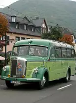 Karl Ulrich Turck aus Halver mit seinem Reisebus Daimler Benz O 3500, Baujahr 1953, in Alken an der Mosel. Der Bus hat 6 Zylinder, 110 Ps und 5.000 ccm Hubraum. (18. Oktober 2015)
