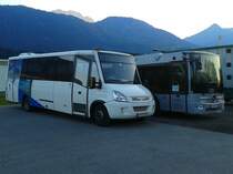 Ein Iveco-Kleinbus und ein Mercedes – Kutsenits Hydra der OGV am 31.10.2015 gebparkt bei der Tankstelle in Greifenburg.