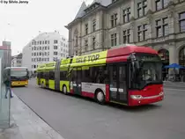 Stadtbus Winterthur Nr. 179 ''Radio/Tele Top'' (Solaris Trollino 18) am 2.11.2015 beim Hauptbahnhof. Nach 9 Jahren wurde die Werbung des Top-Bus umgestaltet. Dabei wurden die Fenster zum Teil entklebt.