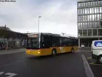 Postauto/PU Voegtlin-Meyer Nr. 132 (MAN A21 Lion's City) am 1.12.2015 beim Bhf. Brugg/Campus. Dieser Wagen gehört zu einer Lieferung von 4 MAN die mehrere 12 jährige Citaros ersetzten.