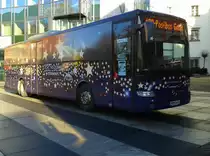 Hier zu sehen ist einer der Licht ins Dunkel-Sternebusse (Mercedes-Benz Integro) am 8.12.2015 am Hauptplatz in Spittal an der Drau.