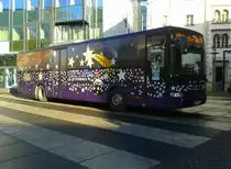 Hier zu sehen ist einer der Licht ins Dunkel-Sternebusse (Mercedes-Benz Integro) am 8.12.2015 am Hauptplatz in Spittal an der Drau. Inzwischen klebt auch mein Stern schon auf dem Bus, zu sehen direkt über dem Mercedes-Stern.