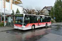Der BGU Citaro I Nr. 17 steht beim Bahnhof Grenchen S�d. Der Wagen ist auf der Linie 38 zum Grenchenberg im Einsatz, deshalb hat er Schneeketten montiert, denn �ber Nacht hat es am Jura geschneit, 28.11.2015.