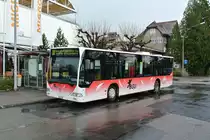 Der BGU Citaro I Nr. 17 steht beim Bahnhof Grenchen S�d. Der Wagen ist auf der Linie 38 zum Grenchenberg im Einsatz, deshalb hat er Schneeketten montiert, denn �ber Nacht hat es am Jura geschneit, 28.11.2015.