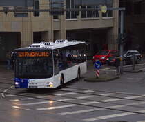 Ein MAN Lion´s City der Saartalbahn Gmbh, früher Straßenbahnen im Saartal (Stadtwerke Saarbrücken) fährt auf der Linie 128 zur Rußhütte. Der Bus biegt nun auf die Trasse der Saarbahn ein und erreicht gleich die Haltestelle Saarbrücken Hbf. 12.12.2015