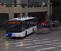 Ein MAN Lion´s City der Saartalbahn Gmbh, früher Straßenbahnen im Saartal (Stadtwerke Saarbrücken) fährt auf der Linie 128 zur Rußhütte. Der Bus biegt nun auf die Trasse der Saarbahn ein und erreicht gleich die Haltestelle Saarbrücken Hbf. 12.12.2015