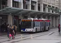 Busse mit Vollwerbung, wie schrecklich ist das denn!!! Ein Mersedes Benz Citaro Gelenkbus der Saartalbahn Gmbh, früher Straßenbahnen im Saartal (Stadtwerke Saarbrücken) fährt auf der Linie 102 und hält an der Haltestelle Hbf./Europagalere. 12.12.2015 Die Nummerierung der Buslinien (außer Regiolinien) sind im Saarland immer dreistellig. Die Zuordnung erfolgt zu den Aufgabenträgern (Regionen). Die 1 an erster Stelle steht für den Regionalverband Saarbrücken, im Kreis Saarlouis steht die 4 an erster Stelle. 