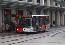Ein Mersedes Benz Citaro der Saar-Pfalz Bus fährt nach Blieskastel und hält an der Haltestelle Saarbrücken Hbf./Europagalerie. Die Liniennummer dürfte allerdings falsch sein, denn die Linie 506 dürfte nur im Saar-Pfalz Kreis unterwegs sein. Ich denke mal dass R 10 eigentlich die richtige Liniennummer wäre. 12.12.2015