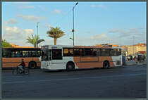 Am Bab Doukkala befindet sich der Busbahnhof der Stadt Marrakesch. Hier verlässt der Bus 14 des Stadtbusbetreibers ALSA als Linie 6 die Haltestelle. (Marrakesch, 22.11.2015)