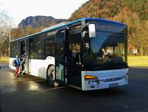 Statt einem VDL Citea ist nun auf der Kfl. 5021 ein von Reisedienst Bölck GmbH aus Schuby (nahe Flensburg) gekaufter Setra S 415 NF von Siebler Reisen unterwegs.
Hier zu sehen als Kurs 11 (Oberdrauburg Bahnhof - Gerlamoos) am 18.12.2015 bei der Haltestelle Oberdrauburg Bahnhof.