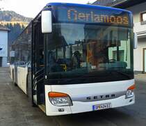 Statt einem VDL Citea ist nun auf der Kfl. 5021 ein von Reisedienst Bölck GmbH aus Schuby (nahe Flensburg) gekaufter Setra S 415 NF Siebler Reisen unterwegs.
Hier zu sehen als Kurs 11 (Oberdrauburg Bahnhof - Gerlamoos) am 18.12.2015 bei der Haltestelle Dellach im Drautal Gemeinde.