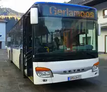 Statt einem VDL Citea ist nun auf der Kfl. 5021 ein von Reisedienst Bölck GmbH aus Schuby (nahe Flensburg) gekaufter Setra S 415 NF Siebler Reisen unterwegs.
Hier zu sehen als Kurs 11 (Oberdrauburg Bahnhof - Gerlamoos) am 18.12.2015 bei der Haltestelle Dellach im Drautal Gemeinde.