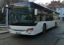 Statt einem VDL Citea ist nun auf der Kfl. 5021 ein von Reisedienst Bölck GmbH aus Schuby (nahe Flensburg) gekaufter Setra S 415 NF Siebler Reisen unterwegs.
Hier zu sehen als Kurs 11 (Oberdrauburg Bahnhof - Gerlamoos) am 18.12.2015 bei der Haltestelle Dellach im Drautal Gemeinde.