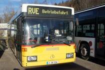 Schwarzenberg: Mercedes-Benz O 405 N (in der Lackierung der PostAuto Schweiz AG) der Firma Reisedienst Gerhart Kaiser GmbH aus Zwickau (im Auftrag der RVE - Regionalverkehr Erzgebirge GmbH). Aufgenommen im Dezember 2015 in der Karlsbader Straße in Schwarzenberg / Erzgebirge. 
