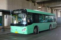 Higer-Stadtbus in Kunshan, Jiangsu, 3.10.2015, unterhalb der Gleiskörpers des Bahnhofs Kunshan-Nan.