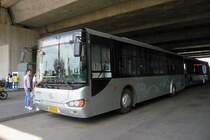 Higer-Stadtbus in Kunshan, Jiangsu, 3.10.2015, unterhalb der Gleiskörpers des Bahnhofs Kunshan-Nan.