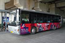 Higer-Stadtbus in Kunshan, Jiangsu, 3.10.2015, unterhalb der Gleiskörpers des Bahnhofs Kunshan-Nan.