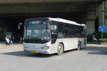 Higer-Stadtbus in Kunshan, Jiangsu, 11.10.2015, am Bahnhofs Kunshan-Nan