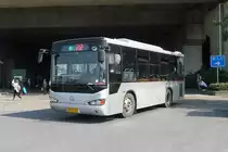 Higer-Stadtbus in Kunshan, Jiangsu, 11.10.2015, am Bahnhofs Kunshan-Nan