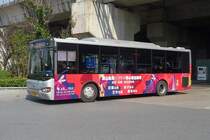 Higer-Stadtbus in Kunshan, Jiangsu, 11.10.2015, am Bahnhofs Kunshan-Nan