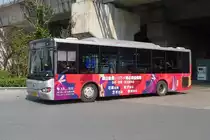 Higer-Stadtbus in Kunshan, Jiangsu, 11.10.2015, am Bahnhofs Kunshan-Nan
