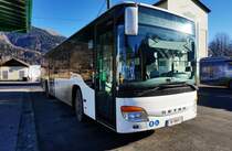Setra S 415 NF von Wilhelmer Reisen am 27.12.2015 nahe des Bahnhofs Kötschach-Mauthen.