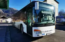 Setra S 415 NF von Wilhelmer Reisen am 27.12.2015 nahe des Bahnhofs Kötschach-Mauthen.